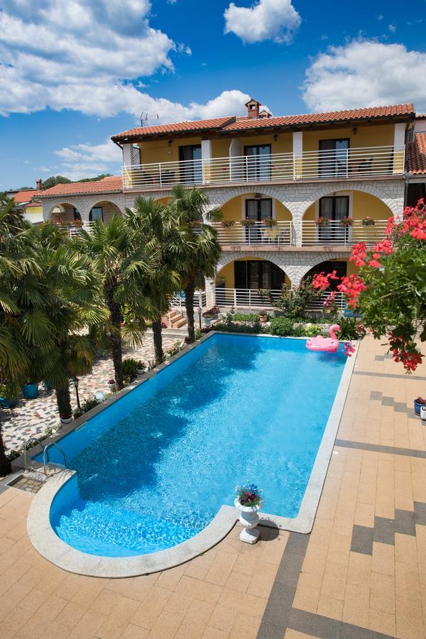 Apartments Paradis Ровінь Екстер'єр фото