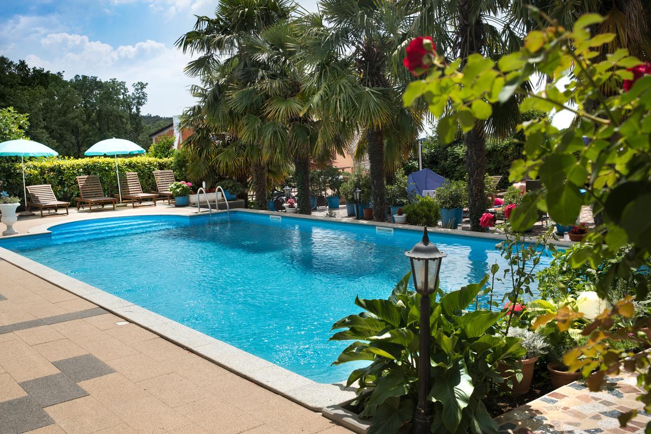Apartments Paradis Ровінь Екстер'єр фото